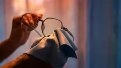 Varken rengöringsmedel eller sprit: det rätta sättet att rengöra linser utan att skada glaset