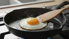 Det här knepet kommer att förändra ditt liv: Varför lägga i en iskub när du steker ägg?