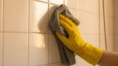 Hur man rengör badrumskakel utan att lämna tvålrester på dem.