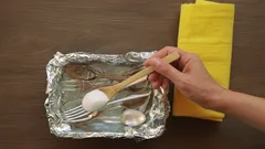 Återge glansen till matt silver: steg-för-steg-metod med aluminiumfolie och bikarbonat