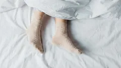 Är det nyttigt eller skadligt att sova med strumpor? Vad vetenskapen faktiskt säger