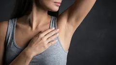 Obehaglig lukt under armarna: orsaker och hur man blir av med den