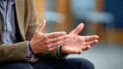 Ur ett psykologiskt perspektiv: Vad betyder frekvent användning av gester under ett samtal?