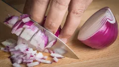 Så får du bort löklukten från händerna: en kock delar 4 beprövade knep