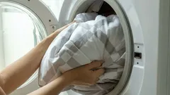 Så tvättar du ett täcke eller en pläd som inte får plats i tvättmaskinen