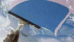 Fönsterputs utan ränder: ett enkelt knep med diskmedel som faktiskt fungerar