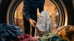 Varför du bör vända kläderna ut och in vid tvätt: fem goda skäl att göra det